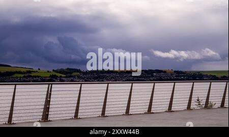 Dundee, Tayside, Schottland, Großbritannien. August 2024. Wetter in Großbritannien: Feuchtes Augustwetter mit starken Sturmwolken über dem Fluss Tay und Dundee in Schottland. Quelle: Dundee Photographics/Alamy Live News Stockfoto
