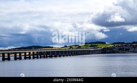 Dundee, Tayside, Schottland, Großbritannien. August 2024. Wetter in Großbritannien: Feuchtes Augustwetter mit starken Sturmwolken über dem Fluss Tay und Dundee in Schottland. Quelle: Dundee Photographics/Alamy Live News Stockfoto