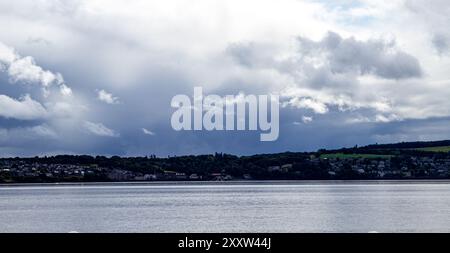 Dundee, Tayside, Schottland, Großbritannien. August 2024. Wetter in Großbritannien: Feuchtes Augustwetter mit starken Sturmwolken über dem Fluss Tay und Dundee in Schottland. Quelle: Dundee Photographics/Alamy Live News Stockfoto