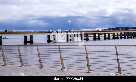 Dundee, Tayside, Schottland, Großbritannien. August 2024. Wetter in Großbritannien: Feuchtes Augustwetter mit starken Sturmwolken über dem Fluss Tay und Dundee in Schottland. Quelle: Dundee Photographics/Alamy Live News Stockfoto