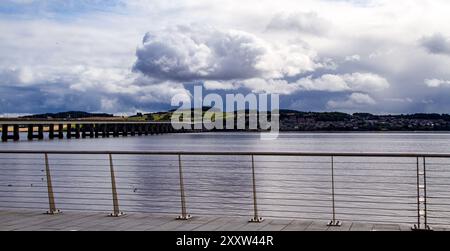 Dundee, Tayside, Schottland, Großbritannien. August 2024. Wetter in Großbritannien: Feuchtes Augustwetter mit starken Sturmwolken über dem Fluss Tay und Dundee in Schottland. Quelle: Dundee Photographics/Alamy Live News Stockfoto