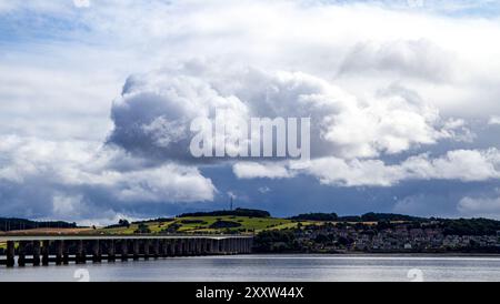 Dundee, Tayside, Schottland, Großbritannien. August 2024. Wetter in Großbritannien: Feuchtes Augustwetter mit starken Sturmwolken über dem Fluss Tay und Dundee in Schottland. Quelle: Dundee Photographics/Alamy Live News Stockfoto