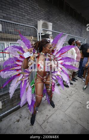 26. August 2024, Notting Hill London, UK Notting Hill Carnival on Bank Holiday Monday 2024 die Straßen des Londoner Viertels füllen sich mit Wagen, Tänzern und Soundsystemen, während der annale Karneval seinen Höhepunkt erreicht. Der Karneval ist eine Feier der afro-karibischen Gemeinschaft Großbritanniens, die seit den 1960er Jahren stattfindet Foto: Roland Ravenhill/Alamy Stockfoto