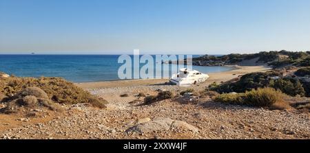 Rhodos, Griechenland: Ein Schiffswrack an einem leeren Strand in der Nähe des Sofitis-Strandes im Süden der Insel verlassenes Schnellboot Stockfoto