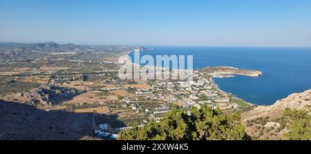 Aus der Vogelperspektive der Küste von der Spitze des Heiligen Klosters der Jungfrau Maria in Tsambika, Rhodos (Griechenland) Stockfoto