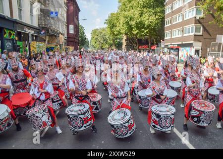 London, England, Großbritannien. August 2024. Die Trommler treten am zweiten Tag des Notting Hill Carnival auf. Die jährliche Veranstaltung in Londons beliebter Umgebung Notting Hill zieht rund eine Million Menschen an und ist in erster Linie eine Feier der karibischen Kultur. (Kreditbild: © Vuk Valcic/ZUMA Press Wire) NUR REDAKTIONELLE VERWENDUNG! Nicht für kommerzielle ZWECKE! Quelle: ZUMA Press, Inc./Alamy Live News Stockfoto