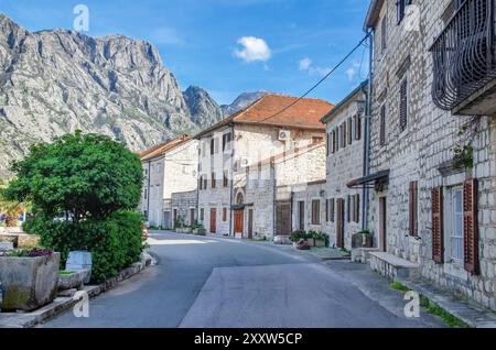 Blick auf die Hauptstraße des Dorfes Prcanj in Kotor Bay, Montenegro, Europa Stockfoto