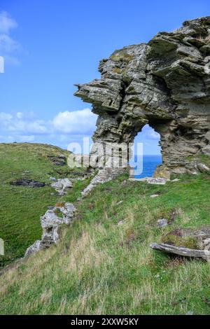 Felsbogen an der Atlantikküste in Cornwall Stockfoto