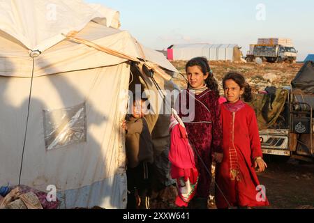 Syrische Flüchtlinge im Lager Kamuna für Binnenvertriebene sind mit rauem Wetter konfrontiert. Das Lager befindet sich in der Provinz Idlib, westlich von Aleppo und nahe der türkischen Grenze. Infolge der jüngsten Intensivierung der Luftangriffe im Land sind mehr Syrer aus ihrer Heimat und ihren Städten geflohen. In dem Versuch, Zuflucht vor den Streiks zu finden, haben auch einige Syrer begonnen, in Höhlen zu leben. Seit Ausbruch des syrischen Krieges im März 2011 sind nach Schätzungen der UNO 11 Millionen Syrer aus ihrer Heimat geflohen, von denen 6,6 Millionen innerhalb Syriens vertrieben werden Stockfoto