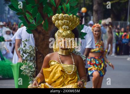 London, England, Großbritannien. August 2024. Eine Tänzerin in einem aufwendigen Kostüm tritt bei der Parade am zweiten Tag des Notting Hill Karnevals auf. Die jährliche Veranstaltung in Londons beliebter Umgebung Notting Hill zieht rund eine Million Menschen an und ist in erster Linie eine Feier der karibischen Kultur. (Kreditbild: © Vuk Valcic/ZUMA Press Wire) NUR REDAKTIONELLE VERWENDUNG! Nicht für kommerzielle ZWECKE! Quelle: ZUMA Press, Inc./Alamy Live News Stockfoto