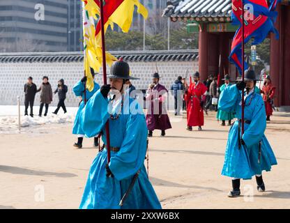 SEOUL – 14. FEBRUAR: Königliche Garde im Deoksu-Palast am 14. Februar 2013 in Seoul, ROK. Es wurde Mitte des 15. Jahrhunderts erbaut und ist das kleinste von Seou Stockfoto
