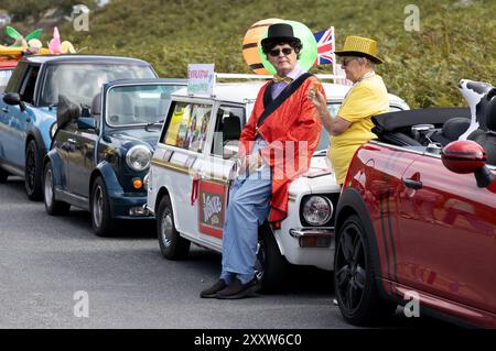 Lynton, Großbritannien. August Mini-Autos fahren im Valley of the Rocks als Teil des legendären Grand Mini Run durch North Devon ab. Mehr als 200 der Mini Cars fahren durch North Devon, um Gelder für das Kinderhospiz Südwest zu sammeln. Die Tour wurde vor mehr als 25 Jahren von Terry & Linda Baker begonnen, und die Tour hat in diesem Jahr besondere Bedeutung, da Terry Baker Anfang des Jahres verstarb. Die „Small Cars with Big Hearts“ ist zu einer beliebten Veranstaltung geworden, bei der Mini-Besitzer aus weit und breit an der Veranstaltung teilnehmen. Credit: Mark Passmore/ Alamy Live News Stockfoto