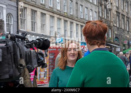 Zitat von Shona McCarthy, Chief Executive der Edinburgh Festival Fringe Society, 26. August 2024. „Das Edinburgh Festival Fringe 2024 feiert heute, am 26. August 2024, offiziell seinen Abschluss. Es hat Künstler, Kunstindustrie, Medien und Publikum aus über 65 Ländern zusammengebracht. In diesem Jahr wurden über 2,6 Millionen Tickets ausgestellt und 3746 Shows registriert.** 60 Länder waren auf der diesjährigen Fringe-Bühne vertreten, darunter 13 Länderausstellungen. 1.800 akkreditierte Mitglieder der Kunstbranche. Von BBC-Korrespondent befragt. Foto: Archwhite/Alamy Live News. Stockfoto