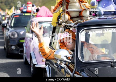 Lynton, Großbritannien. August Mini-Autos fahren im Valley of the Rocks als Teil des legendären Grand Mini Run durch North Devon ab. Mehr als 200 der Mini Cars fahren durch North Devon, um Gelder für das Kinderhospiz Südwest zu sammeln. Die Tour wurde vor mehr als 25 Jahren von Terry & Linda Baker begonnen, und die Tour hat in diesem Jahr besondere Bedeutung, da Terry Baker Anfang des Jahres verstarb. Die „Small Cars with Big Hearts“ ist zu einer beliebten Veranstaltung geworden, bei der Mini-Besitzer aus weit und breit an der Veranstaltung teilnehmen. Credit: Mark Passmore/ Alamy Live News Stockfoto