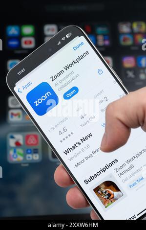 New York, USA – 5. August 2024: Smartphone in der Hand mit Zoom-App auf dem Bildschirm Makroaufnahme mit unscharfem Hintergrund Stockfoto