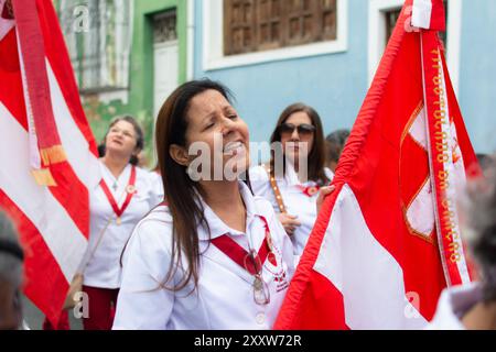 Salvador, Bahia, Brasilien - 27. Juli 2019: Katholische Gläubige werden während der Prozession des Heiligen Herzens Jesu im historischen Zentrum mit Fahnen gefasst Stockfoto