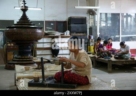 Bagan, Myanmar. August 2024. Arbeiter stellen Lackwaren in einer Werkstatt in Bagan, Myanmar, am 24. August 2024 her. ZU „Feature: Bagan konserviert Myanmars alte Lacktradition“ Credit: Myo Kyaw Soe/Xinhua/Alamy Live News Stockfoto