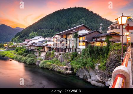 Gujo Hachiman, Japans heiße Quellen in der Abenddämmerung über dem Yoshida River. Stockfoto