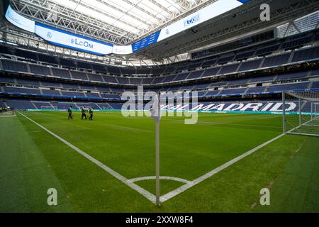 Madrid, Spanien. August 2024. Das Santiago Bernabeu Stadion während des La Liga EA Sports Matches zwischen Real Madrid und Real Valladolid spielte am 25. August 2024 im Santiago Bernabeu Stadion in Madrid, Spanien. (Foto: Cesar Cebolla/PRESSINPHOTO) Credit: PRESSINPHOTO SPORTS AGENCY/Alamy Live News Stockfoto