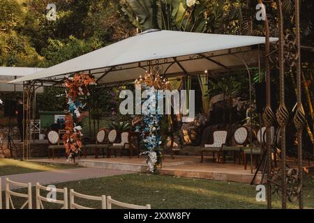 Dekoriertes Altarzelt für Hochzeitszeremonie Stockfoto