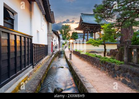 Hida, Gifu, Japan in der Shirakabe Dozogai Straße in der Dämmerung. Stockfoto