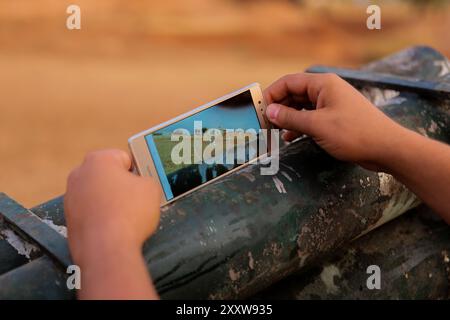 Azaz, Syrien. 11. Oktober 2019. Die türkisch unterstützte Freie Syrische Armee, offiziell als syrische Nationalarmee bekannt, zielt mit Mörser- und Raketenfeuer auf einige Positionen der kurdischen PKK-Partei und der syrischen Demokratischen Kräfte (SDF) in der syrischen Stadt Tal Rifaat. Die Aktion wurde als Reaktion auf die Angriffe kurdischer Truppen auf die Stadt Azaz am Freitagnachmittag ergriffen, zu dem Zeitpunkt, als die Türkei zusammen mit der syrischen Nationalarmee die Militäroffensive „Friedensfrühling“ in Nordsyrien im Osten des Euphrats durchführt, mit dem erklärten Ziel, eine Sicherheitszone zu schaffen, die Kurdi drängen würde Stockfoto