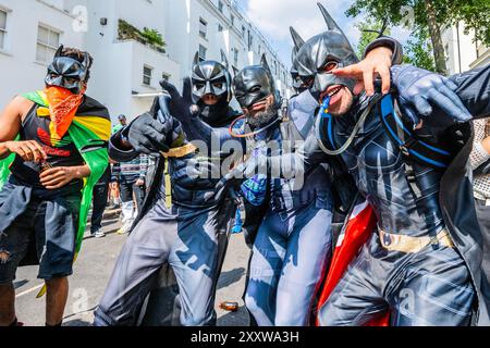 London, Großbritannien. August 2024. Eine Gruppe, die als Batman verkleidet ist, auf einer der Soundbühnen, die aus Kamelrücken trinkt - am Montag des Notting Hill Carnival. Die jährliche Veranstaltung in den Straßen des Royal Borough of Kensington und Chelsea, während des Feiertags-Wochenendes im August. Es wird von Mitgliedern der britischen Westindianer geleitet und zieht jährlich rund eine Million Menschen an, was es zu einem der größten Straßenfeste der Welt macht. Guy Bell/Alamy Live News Stockfoto