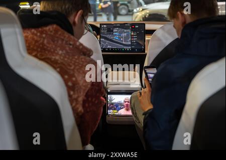 Riga, Lettland, 19. April 2024: Ein Blick auf den luxuriösen Innenraum der Kabine und die digitale Informationstafel auf dem Teslacar Modell x Stockfoto