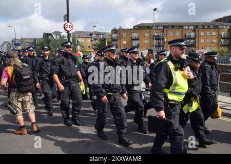 London, Großbritannien. August 2024. Polizeibeamte kommen am zweiten Tag des Notting Hill Karnevals an, da die Sicherheit nach Messerstechungen und Festnahmen am Vortag erhöht wird. Quelle: Vuk Valcic/Alamy Live News Stockfoto