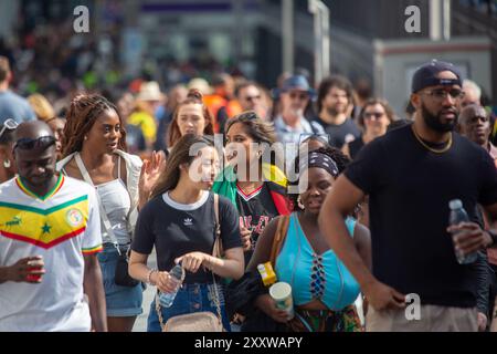 London, England, Großbritannien. August 2024. Besucher des Karnevals werden von der Paddington Station im Westen Londons gesehen. (Kreditbild: © Tayfun Salci/ZUMA Press Wire) NUR REDAKTIONELLE VERWENDUNG! Nicht für kommerzielle ZWECKE! Quelle: ZUMA Press, Inc./Alamy Live News Stockfoto