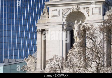 London, Großbritannien. Four Seasons Hotel London at Ten Trinity Square - allegorische Statue des alten Vaters Themse an der Fassade - (1922 - ehemaliges Hauptquartier Stockfoto