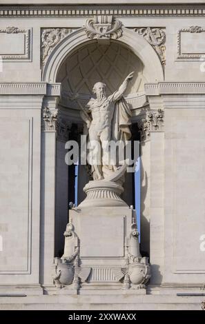 London, Großbritannien. Four Seasons Hotel London at Ten Trinity Square - allegorische Statue des alten Vaters Themse an der Fassade - (1922 - ehemaliges Hauptquartier Stockfoto