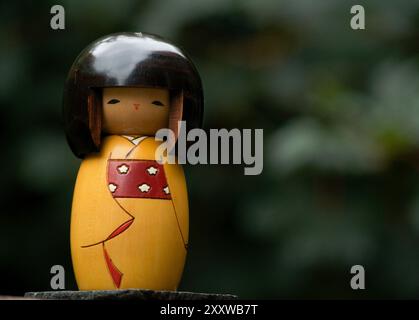 Ruhige Kokeshi-Puppe Stockfoto