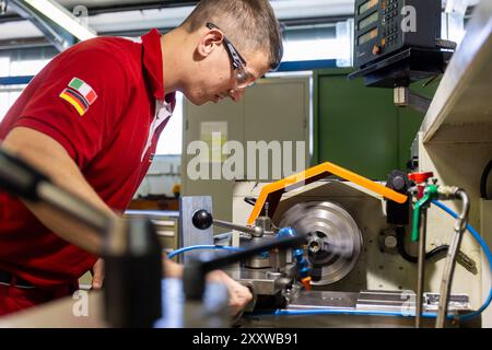 Ranstadt, Deutschland. August 2024. Jonathan Seum, ausgebildeter Industriemechaniker, arbeitet an einer konventionellen Drehmaschine bei der Hassia Verpackungsmaschinen GmbH. Der Maschinenbauspezialist baut Umformmaschinen, Füll- und Dichtmaschinen und sucht Nachwuchstalente. Quelle: Christian Lademann/dpa/Alamy Live News Stockfoto