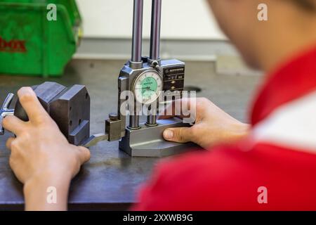 Ranstadt, Deutschland. August 2024. Ein Auszubildender übt die Funktion eines Höhenreißers in der Ausbildungswerkstatt der Hassia Verpackungsmaschinen GmbH. Das spezialisierte Maschinenbauunternehmen baut Formen-, Füll- und Dichtmaschinen und sucht Nachwuchstalente. Quelle: Christian Lademann/dpa/Alamy Live News Stockfoto