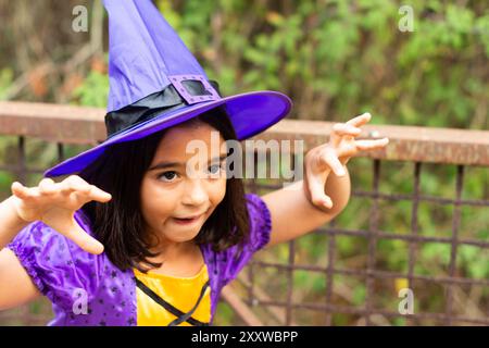 Schauriges Mädchen, verkleidet als Hexe für halloween Stockfoto