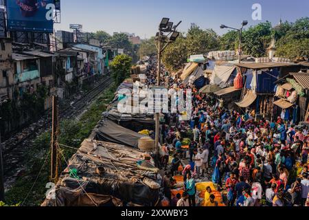 Kalkutta, Indien - 20. Oktober 2023: indianer bevölkern den Blumenmarkt Howrah Phool Bazaar in der Nähe der Howrah Brücke im Stadtzentrum, auch bekannt als K Stockfoto