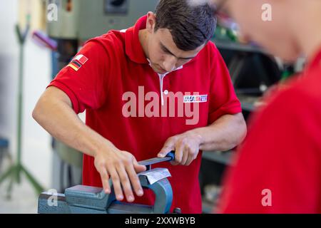 Ranstadt, Deutschland. August 2024. Jonas Adrian, Industriemechaniker, übt in der Ausbildungswerkstatt der Hassia Verpackungsmaschinen GmbH. Der Maschinenbauspezialist baut Umformmaschinen, Füll- und Dichtmaschinen und sucht Nachwuchstalente. Quelle: Christian Lademann/dpa/Alamy Live News Stockfoto