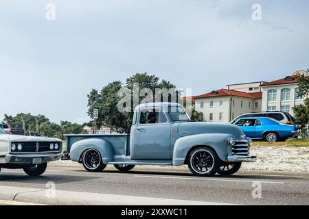 Gulfport, MS - 05. Oktober 2023: Weitwinkel-Seitenansicht eines 1953 Chevrolet 3100 Stepside Pickup Trucks auf einer lokalen Autoshow. Stockfoto