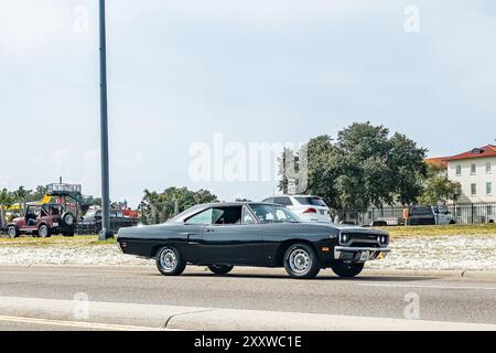 Gulfport, MS - 05. Oktober 2023: Weitwinkel-Seitenansicht eines 1970 Plymouth Road Runner Hardtop Coupés auf einer lokalen Autoshow. Stockfoto