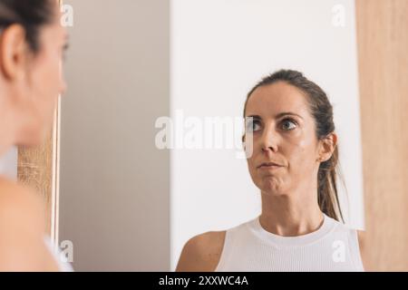 Spiegelreflexion einer Frau mit Herpes Stockfoto