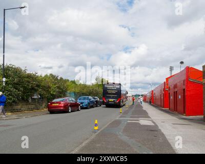 Der Trainer des Northampton Teams kommt in Oakwell (Barnsley Football Club) an Stockfoto