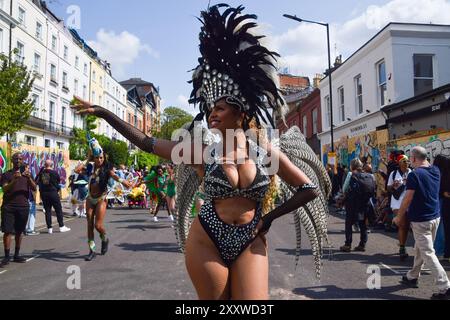 London, Großbritannien. August 2024. Eine Tänzerin in einem aufwendigen Kostüm tritt bei der Parade am zweiten Tag des Notting Hill Karnevals auf. Die jährliche Veranstaltung in Londons beliebter Umgebung Notting Hill zieht rund eine Million Menschen an und ist in erster Linie eine Feier der karibischen Kultur. Quelle: Vuk Valcic/Alamy Live News Stockfoto
