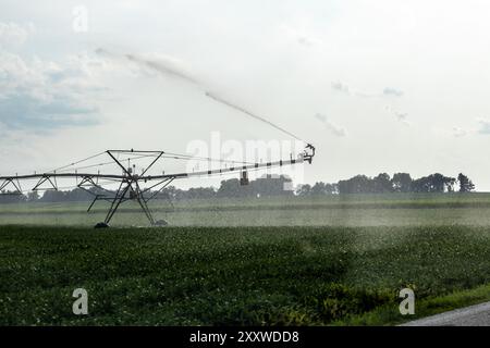 Center-Pivot-Bewässerungssystem zur Bewässerung von Feldfrüchten im mittleren westen Stockfoto