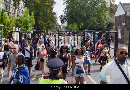 London, Großbritannien. August 2024. Am zweiten Tag des Notting Hill Karnevals werden Metalldetektoren installiert, da die Sicherheit nach den Messerstechungen und Festnahmen am Vortag erhöht wird. Quelle: Vuk Valcic/Alamy Live News Stockfoto