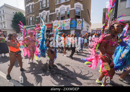 Notting Hill, London. 26. August 2024 Darsteller beim Notting Hill Carnival in Kensington, um die afro-karibische Kultur der britischen Westindianer zu feiern, die am Wochenende der Feiertage im August voraussichtlich I Million Menschen anziehen wird. Quelle: Amer Ghazzal/Alamy Live News. Quelle: Amer Ghazzal/Alamy Live News Stockfoto