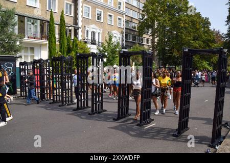 London, Großbritannien. August 2024. Am zweiten Tag des Notting Hill Karnevals werden Metalldetektoren installiert, da die Sicherheit nach den Messerstechungen und Festnahmen am Vortag erhöht wird. Quelle: Vuk Valcic/Alamy Live News Stockfoto