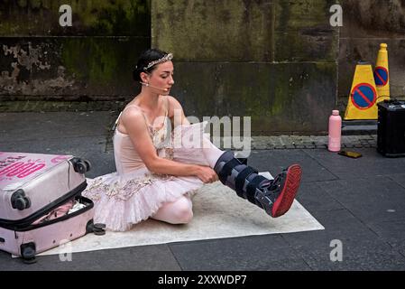 Die Ballett-Buskerin trug einen Mondstiefel während ihres Auftritts auf der Royal Mile während des Edinburgh Fringe Festivals. Stockfoto