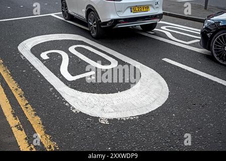 20 km/h Straßenmarkierungen auf einer Straße in Edinburgh, Schottland, Großbritannien. Stockfoto