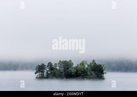 Grainau, Deutschland. August 2024. Nebelwolken ziehen über den Eibsee. Nach Angaben des Deutschen Wetterdienstes wird es auch in Südbayern am 27.08.2024 sehr bewölkt sein und erst im Laufe des Tages aufklären. Die Temperaturen erreichen etwa 23 Grad. Vermerk: Frank Hammerschmidt/dpa/Alamy Live News Stockfoto